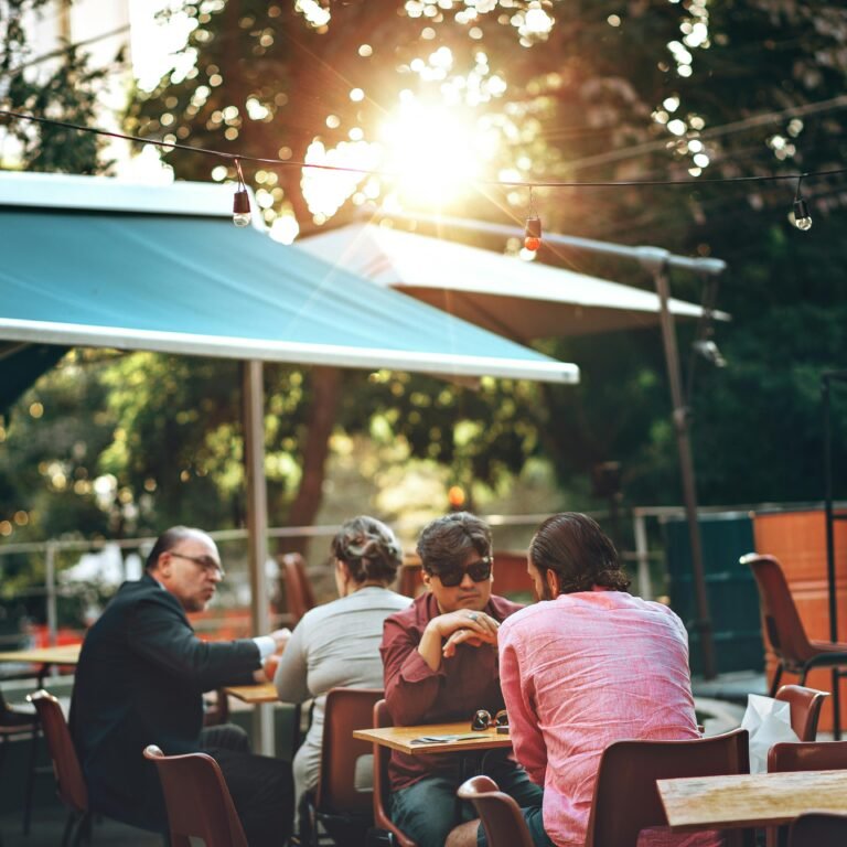 Casual outdoor dining scene at café in Belo Horizonte, Brazil with people enjoying leisure time.